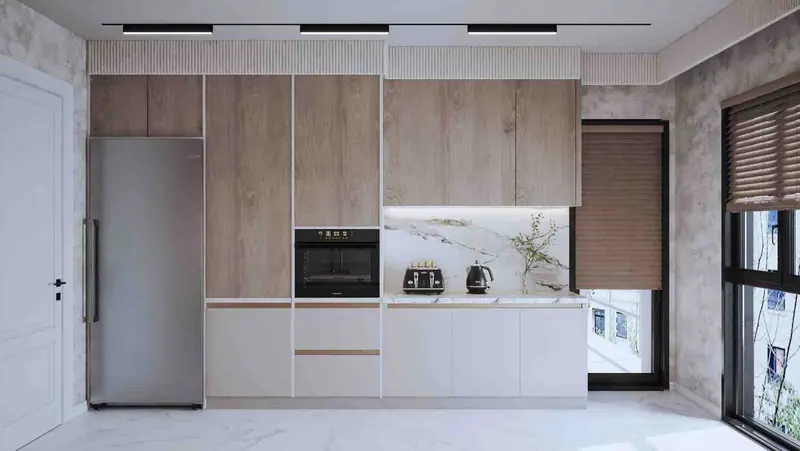 Başakşehir Fuzül Villa'da meşe üst dolaplar ve beyaz alt modüllerle mutfak