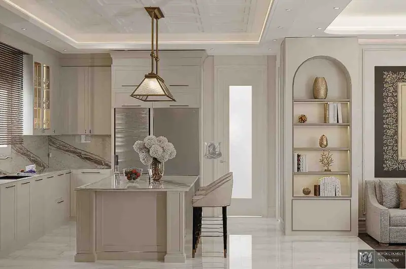 Park Village'da krem lake dolaplar ve aydınlatmalı nişlerle çevrili mutfak adası